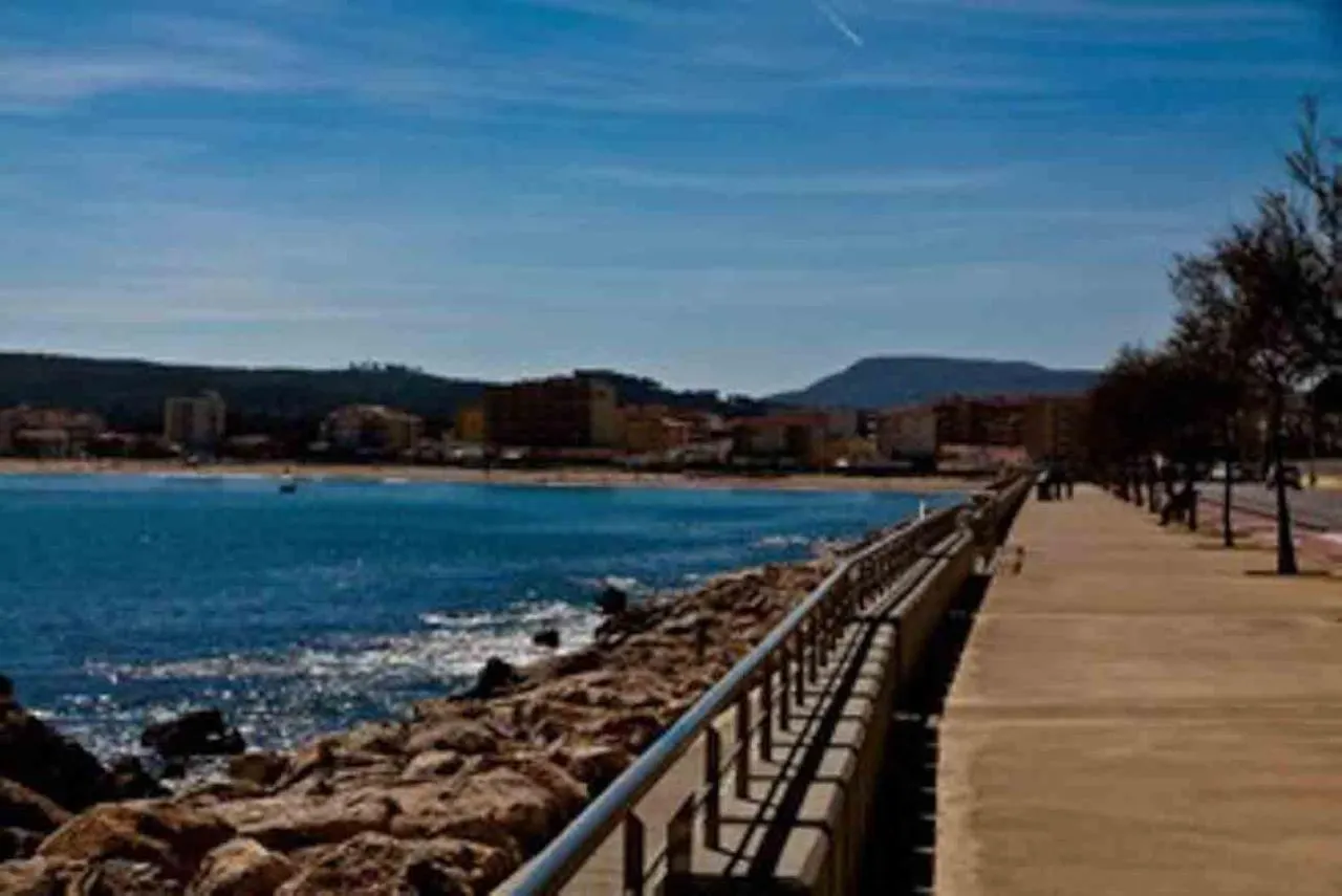 Primerisima Linea De Mar. Hutg 038644-53 L' Escala